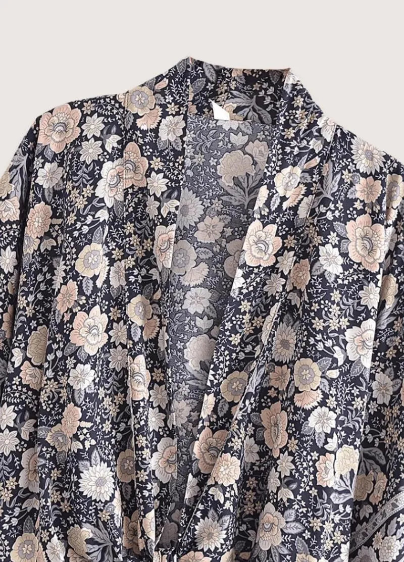 Kimono court fleuri gris et rose - Bohème & élégant-Kimikono
