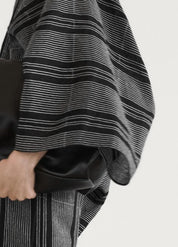 Kimono court japonais noir - Rayures élégantes-Kimikono