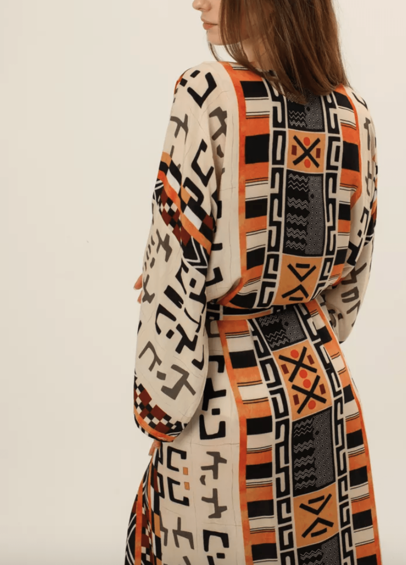kimono-long-beige-gris-a-motif-geometrique-tribal-kimono-long-beige-gris-a-motif-geometrique-tribal-beige-unique-47978380624177.png