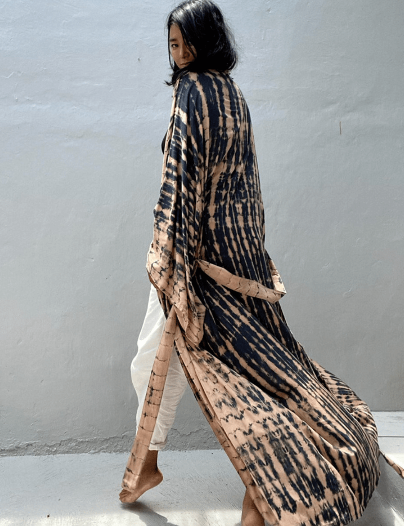 kimono-long-beige-rose-a-imprime-tie-dye-avec-ceinture-beige-unique-46584546459953.png