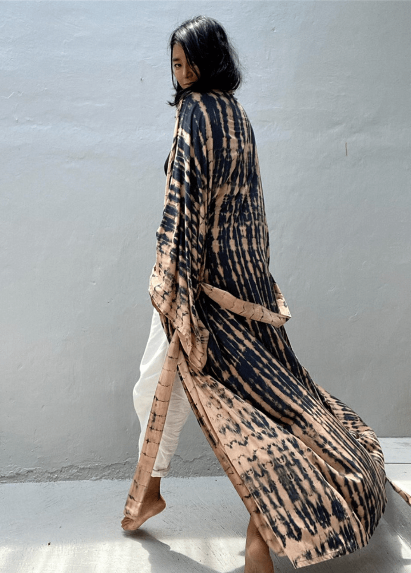 kimono-long-beige-rose-a-imprime-tie-dye-avec-ceinture-beige-unique-46584546459953.png