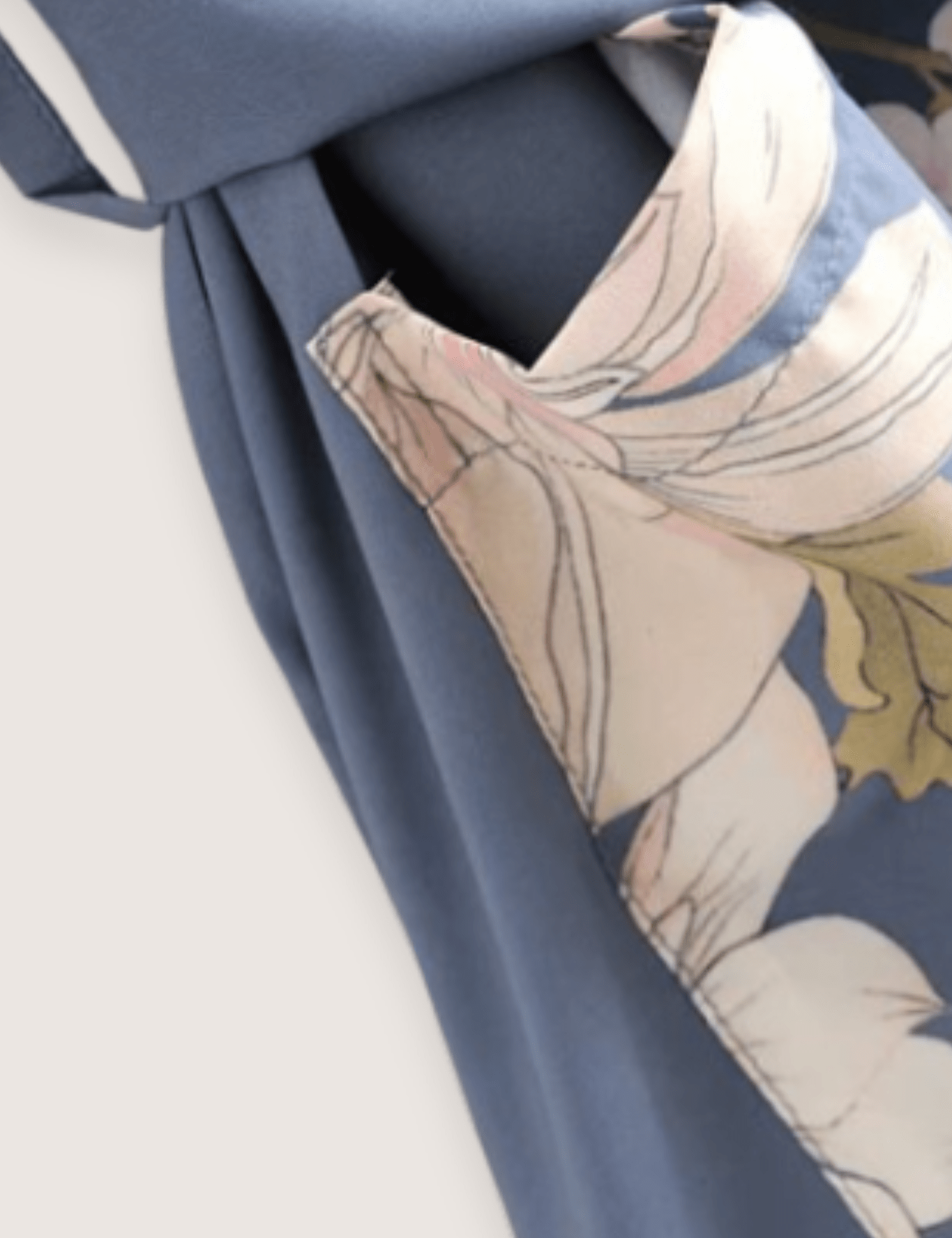 kimono-long-bleu-pale-a-motif-fleuri-et-paon-46695442546993.png