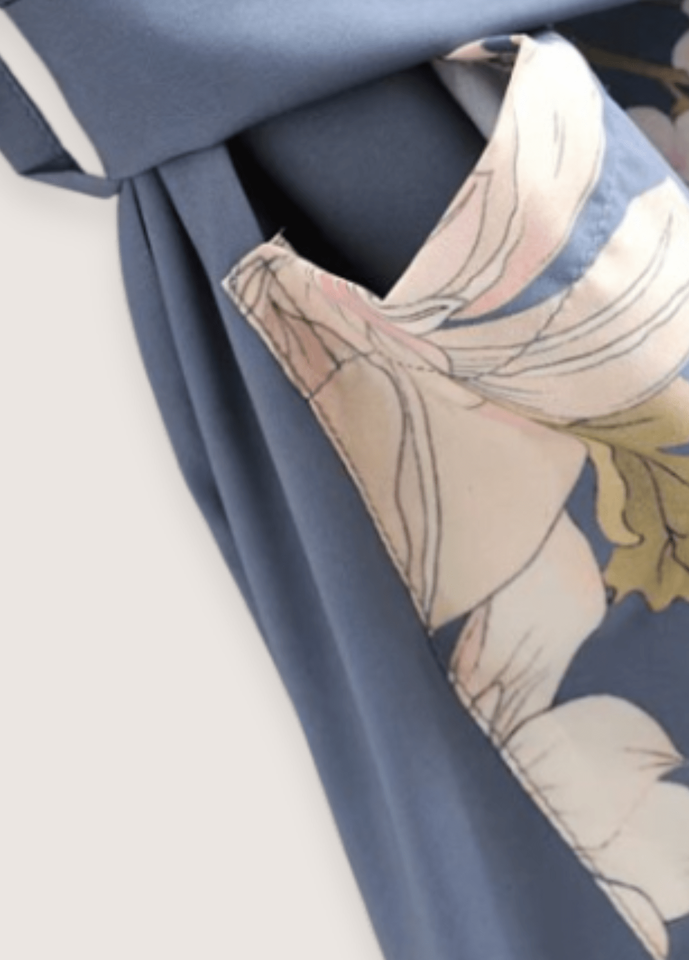 kimono-long-bleu-pale-a-motif-fleuri-et-paon-46695442546993.png