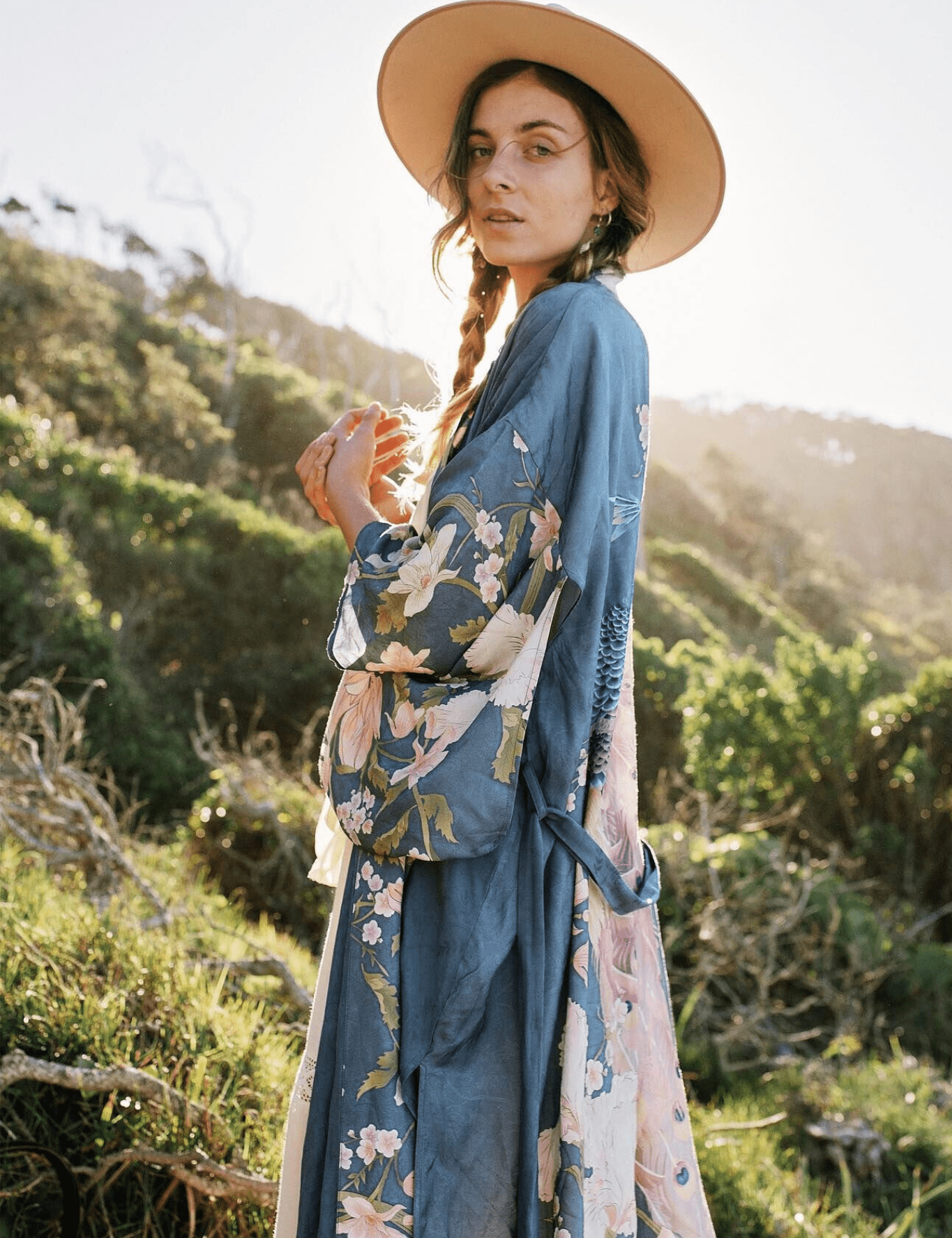 kimono-long-bleu-pale-a-motif-fleuri-et-paon-kimono-long-bleu-pale-a-motif-fleuri-et-paon-47627436785969.png