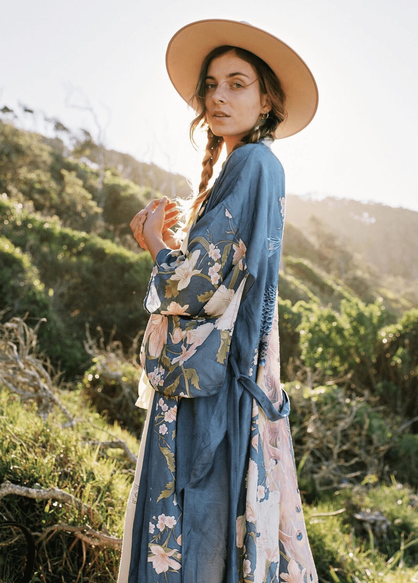 kimono-long-bleu-pale-a-motif-fleuri-et-paon-kimono-long-bleu-pale-a-motif-fleuri-et-paon-47627436785969.png