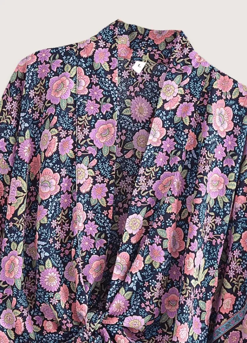 Kimono plage court fleuri rose et bleu nuit - Raffiné-Kimikono