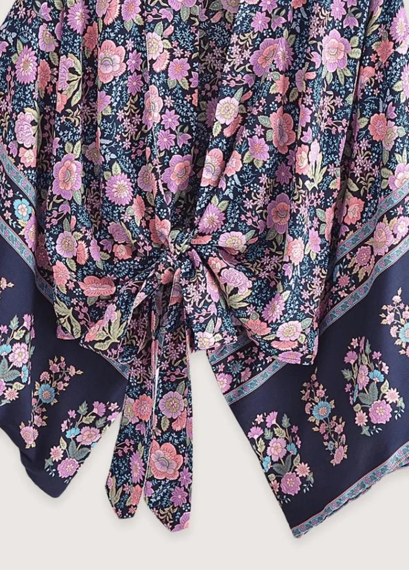 Kimono plage court fleuri rose et bleu nuit - Raffiné-Kimikono